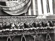 Conducătorii de partid şi de stat privesc demonstraţia oamenilor muncii din Capitală, cu prilejul zilei de 1 mai 1965.