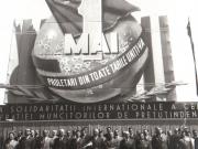 Aspect din tribuna oficială cu prilejul demonstraţiei oamenilor muncii din Capitală