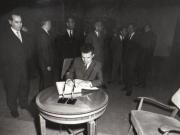 Nicolae Ceauşescu semnând în cartea de onoare a Muzeului de Istorie a Partidului Comunist, a Mişcării Revoluţionare şi Democratice din România 