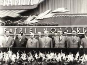 Tribuna centrală în timpul parăzii militare şi a demonstraţiei oamenilor muncii din Capitală