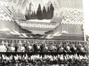 Tribuna centrală în timpul parăzii militare şi a demonstraţiei oamenilor muncii din Capitală