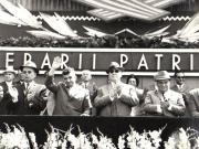 Tribuna centrală în timpul parăzii militare şi a demonstraţiei oamenilor muncii din Capitală