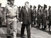 Vizita în  Sudan. Preşedintele Nicolae Ceauşescu şi preşedintele Gaafar Mohammed Numeiry, trec în revistă garda de onoare înainte de plecarea de pe aeroportul din Khartum.      (30  martie 1972).
