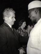 Vizita lui Nicolae Ceauşescu în Guineea. Cei doi şefi de stat îşi iau rămas bun înainte de despărţire. (12 martie 1974).