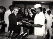 Vizita lui Nicolae Ceauşescu în Guineea. Semnarea Declaraţiei Comune.     (12 martie 1974).