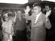 Vizita de lucru a lui Nicolae Ceauşescu în diferite pieţe din Bucureşti.      (16 august 1974).