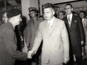 Vizita de lucru a lui Nicolae Ceauşescu în diferite pieţe din Bucureşti.      (16 august 1974).