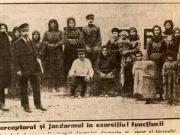 Fotografie: „Basarabia flamândă - Ajutaţi-ne că murim de foame”. Perceptorul şi jandarmul în exerciţiul funcţiunii. ( 1925 )