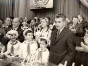 Un grup de pionieri salută Congresul al XI-lea al P.C.R. (27 noiembrie 1974)