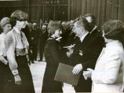 Aspect din timpul adunării festive de la Sala Palatului Republicii cu prilejul împlinirii preşedintelui Nicolae Ceauşescu a 60 de ani de viaţă şi a 45 de ani de activitate revoluţionară.Mesajul prezentat de membrii delegaţiei sportive din care a făcut parte şi tripla campioană olimpică Nadia Comăneci.(25.I.1978) 