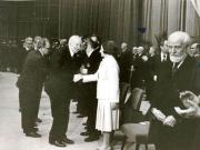 Aspect din timpul adunării festive de la Sala Palatului Republicii cu prilejul împlinirii preşedintelui Nicolae Ceauşescu a 60 de ani de viaţă şi a 45 de ani de activitate revoluţionară. Mesajul prezentat de membrii delegaţiei Institutului de Studii Istorice şi Social-politice: Ion Popescu-Puţuri şi Gheorghe Zaharia.(25.I.1978) 