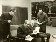 La invitaţia Institutului român pentru relaţiile culturale cu străinătatea şi a asociaţiei de prietenie româno-chineză, o delegaţie a Asociaţiei de prietenie a poporului chinez cu străinătatea şi a Asociaţiei China-România, condusă de Wang Pin-nan, preşedintele asociaţiei, a făcut o vizită în ţara noastră. La Muzeul de Istorie al P.C.R. (7.IV.)(6-16.IV.1978)