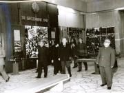 La invitaţia Institutului român pentru relaţiile culturale cu străinătatea şi a asociaţiei de prietenie româno-chineză, o delegaţie a Asociaţiei de prietenie a poporului chinez cu străinătatea şi a Asociaţiei China-România, condusă de Wang Pin-nan, preşedintele asociaţiei, a făcut o vizită în ţara noastră. La Muzeul de Istorie al P.C.R. (7.IV.)(6-16.IV.1978)