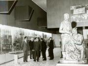 La invitaţia Institutului român pentru relaţiile culturale cu străinătatea şi a asociaţiei de prietenie româno-chineză, o delegaţie a Asociaţiei de prietenie a poporului chinez cu străinătatea şi a Asociaţiei China-România, condusă de Wang Pin-nan, preşedintele asociaţiei, a făcut o vizită în ţara noastră. La Muzeul de Istorie al P.C.R. (7.IV.)(6-16.IV.1978)