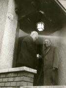 La invitaţia I.R.R.C.S. şi a Asociaţiei de prietenie româno-chineze, o delegaţie a Asociaţiei de prietenie a poporului chinez cu străinătatea şi a Asociaţiei de prietenie China-România, condusă de Wang Pin-nan, a făcut o vizită în ţara noastră. În vizită acasă la Ion Popescu Puţuri, preşedintele Asociaţiei de prietenie româno-chineză, bd. Aviatorilor nr.57.(6-16.IV.1978)