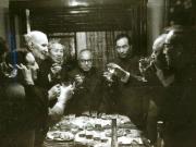 La invitaţia I.R.R.C.S. şi a Asociaţiei de prietenie româno-chineze, o delegaţie a Asociaţiei de prietenie a poporului chinez cu străinătatea şi a Asociaţiei de prietenie China-România, condusă de Wang Pin-nan, a făcut o vizită în ţara noastră. În vizită acasă la Ion Popescu Puţuri, preşedintele Asociaţiei de prietenie româno-chineză, bd. Aviatorilor nr.57.(6-16.IV.1978)