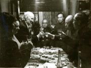 La invitaţia I.R.R.C.S. şi a Asociaţiei de prietenie româno-chineze, o delegaţie a Asociaţiei de prietenie a poporului chinez cu străinătatea şi a Asociaţiei de prietenie China-România, condusă de Wang Pin-nan, a făcut o vizită în ţara noastră. În vizită acasă la Ion Popescu Puţuri, preşedintele Asociaţiei de prietenie româno-chineză, bd. Aviatorilor nr.57.(6-16.IV.1978)