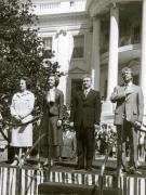 Vizita de stat a preşedintelui Nicolae Ceauşescu şi a Elenei Ceauşescu în S.U.A. la invitaţia preşedintelui american Jimmy Carter şi a doamnei Rosalynn Carter. Primirea oficială la Casa Albă.(12-17.IV.1978)