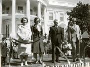 Vizita de stat a preşedintelui Nicolae Ceauşescu şi a Elenei Ceauşescu în S.U.A. la invitaţia preşedintelui american Jimmy Carter şi a doamnei Rosalynn Carter. Primirea oficială la Casa Albă.(12-17.IV.1978)