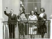 Vizita de stat a preşedintelui Nicolae Ceauşescu şi a Elenei Ceauşescu în S.U.A. la invitaţia preşedintelui american Jimmy Carter şi Rosalynn Carter. Salutând mulţimea din balconul Casei Albe. (12.IV.)(12-17.IV.1978)