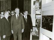 Vizita de stat în S.U.A. În timpul vizitei la expoziţia românească deschisă în clădirea Departamentului de stat, cu Cyrus Vance, secretarul de stat al S.U.A. (12.IV).(12-17.IV.1978)