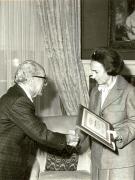 Vizita de stat în S.U.A. Elenei Ceauşescu i-a fost înmânată Diploma de Membru de Onoare al Academiei de Ştiinţe a Statului Illinois. (14.IV)(12-17.IV.1978)