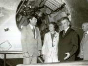 Vizita în S.U.A. Preşedintele Nicolae Ceauşescu şi Elena Ceauşescu întreţinându-se cu cosmonautul John Young, la Centrul Spaţial „Lyndon B. Johnson” al NASA din Housten – statul Texas (15.IV.)(12-17.IV.1978)