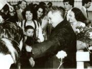 În continuarea vizitei pe care o fac în S.U.A., Nicolae Ceauşescu şi celelalte persoane care-l însoţesc au sosit în oraşul New York. Primire pe aeroportul „J.F. Kennedy” (16.IV.)(12-17.IV.1978)