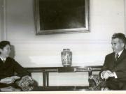 Primirea delegaţiei guvernamentale a P.R. China, condusă de Cen Mu-hua – vicepremier al Consiliului de Stat, ministrul relaţiilor economice cu străinătatea, care a făcut o vizită oficială în ţara noastră.(20.IV.1978)