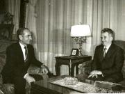 În drum spre Pekin, delegaţia de partid şi de stat a României, condusă de preşedintele Nicolae Ceauşescu, care, la invitaţia preşedintelui C.C. al P.C. Chinez, Hua Kuo-fen, întreprinde o vizită oficială în R.P. China, face escală la Teheran (Iran).Convorbiri între preşedintele Nicolae Ceauşescu şi şahinşahul Iranului, Mohammad Reza Pahlavi Aryamehr.(14.V.1978)