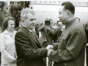 Vizita oficială a preşedintelui Nicolae Ceauşescu în R.P. China, la invitaţia preşedintelui C.C. al P.C. Chinez, Hua Kuo-fen, premierul Consiliului de Stat al R.P. China. Este însoţit în această vizită de Elena Ceauşescu, Cornel Burtică, Dumitru Popescu, Ştefan Andrei şi alţii. La sosire, pe aeroportul internaţional Pekin. (15.V.)(14-20.V.1978)