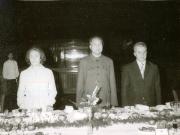 O delegaţie de partid şi de stat a României, condusă de preşedintele Nicolae Ceauşescu, a întreprins o vizită oficială în R.P. China, la invitaţia preşedintelui C.C. al P.C. Chinez, Hua Kuo-fen, premierul Consiliului de Stat.Recepţie oferită de Nicolae Ceauşescu şi Elena Ceauşescu în onoarea lui Hua Kuo-fen. (19.V.).(14-20.V.1978)