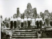 La invitaţia C.C. al P.C. din Kampuchia Democrată şi a Guvernului acestei ţări, o delegaţie de partid şi de stat a României, condusă de preşedintele Nicolae Ceauşescu, a făcut o vizită oficială în Kampuchia. La vestitul monument de artă Angkor Thom.(28-30.V.1978)