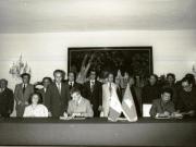 Nicolae Ceauşescu şi Elena Ceauşescu au efectuat o vizită oficială în Kampuchia Democrată, în fruntea unei delegaţii de partid şi de stat a ţării noastre, la invitaţia C.C. al P.C. din Kampuchia şi a Guvernului Kampuchiei Democrate.Aspect de la solemnitatea semnării documentelor româno-kampuchiene. (30.V.)(28-30.V.1978)