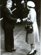 La invitaţia Majestăţii Sale regina Elisabeta a II-a şi a ducelui de Edinburgh, preşedintele Nicolae Ceauşescu împreună cu Elena Ceauşescu au făcut, între 13-16.VI.1978, o vizită de stat în Anglia. În imagine, preşedintele Nicolae Ceauşescu şi regina Elisabeta a II-a.(13-16.VI.1978)
