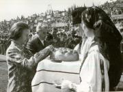 Vizita de lucru a preşedintelui Nicolae Ceauşescu şi a altor conducători de partid şi de stat în judeţul Sălaj. La sosirea în oraşul Zalău, sunt întâmpinaţi după datina străbună cu tradiţionala pâine şi sare.(21.VI.1978)