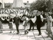 Vizita de lucru a preşedintelui Nicolae Ceauşescu şi a altor conducători de partid şi de stat în judeţul Satu Mare. La Carei, Nicolae Ceauşescu şi Elena Ceauşescu sunt invitaţi să se prindă în hora înfrăţirii.(21.VI.1978)