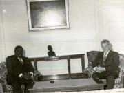 Preşedintele Nicolae Ceauşescu l-a primit pe Simeon Ake, ministrul afacerilor externe al Republicii Coasta de Fildeş, care face o vizită oficială în ţara noastră. La întrevedere a luat parte Ştefan Andrei, ministrul afacerilor externe al României.(26.VI.1978)