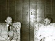 Nicolae Ceauşescu, secretar general al P.C.R., s-a întâlnit în staţiunea Neptun cu Gert Peterson, preşedintele Partidului Socialist Popular din Danemarca, care se află la odihnă în ţara noastră, la invitaţia C.C. al P.C.R.(1.VIII.1978)