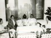 Nicolae Ceauşescu, secretar general al P.C.R., şi Elena Ceauşescu s-au întâlnit în staţiunea Neptun cu Santiago Carrillo, secretar general al P.C. din Spania, care, împreună cu soţia, se află la odihnă în ţara noastră.(5.VIII.1978)