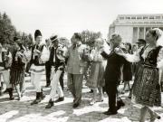 Vizita oficială a lui Hua Guofeng, preşedintele C.C. al P.C. Chinez, premierul Consiliului de Stat al R.P. China, întreprinsă în România, în perioada 16-21.VIII.1978, la invitaţia lui Nicolae Ceauşescu, secretar general al P.C.R., preşedintele R.S.R. Secvenţă din hora prieteniei desfăşurată în Piaţa Victoriei.(16-21.VIII.1978)