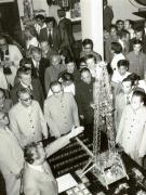 La invitaţia lui Nicolae Ceauşescu, secretar general al P.C.R., preşedintele R.S.R., Hua Guofeng, preşedintele C.C. al P.C. Chinez, premierul Consiliului de Stat al R.P. China, a făcut, în perioada 16-21.VIII.1978, o vizită oficială în ţara noastră. În imagine, Hua Guofeng împreună cu celelalte personalităţi oficiale chineze, în vizită la întreprinderea „1 Mai” – Ploieşti (18.VIII). (16-21.VIII.1978)