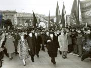 După terminarea Sesiunii solemne comune consacrată sărbătoririi a şase decenii de la făurirea statului naţional unitar român, mii de cetăţeni ai Capitalei, adunaţi în marea piaţă a Palatului Republicii, i-au salutat pe Nicolae Ceauşescu şi pe ceilalţi conducători de partid şi de stat.(1.XII.1978)