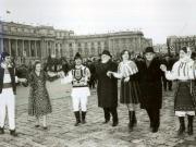 După terminarea Sesiunii solemne comune consacrată sărbătoririi a şase decenii de la făurirea statului naţional unitar român, mii de cetăţeni ai Capitalei, adunaţi în marea piaţă a Palatului Republicii, i-au salutat pe Nicolae Ceauşescu şi pe ceilalţi conducători de partid şi de stat, care s-au prins în hora Unirii.(1.XII.1978)