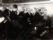 Gheorghe Gheorghiu –Dej întreţinându-se cu unii dintre participanţii la Adunarea festivă organizată cu prilejul celei de-a 33-a aniversări a Armatei Sovietice (sala Teatrului Muncitoresc C.F.R. Giuleşti). (23.02.1951).