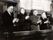 Gheorghe Gheorghiu –Dej, Ana Pauker, Vasile Luca, Teohari Georgescu, Miron Constantinescu Valter Roman, Vasile Mârza pe banca ministerială cu prilejul celei de-a 10-a sesiuni a Marii Adunări Naţionale în cadrul căreia s-a votat bugetul de stat al R.P.R. pe anul 1951 şi s-a semnat Apelul pentru un Pact al Păcii (7.IV.1951). (5-7.IV.1951).