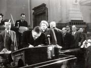 Gheorghe Gheorghiu –Dej, Ana Pauker, Petru Groza, Chişinevselu Iosif, Lothar Rădăceanu, Miron Constantinescu, Vinţe Ion, la cea de-a 10-a sesiune a M.A.N. semnând Apelul pentru un Pact al Păcii. (7.04.1951).