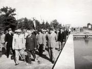 Gheorghe Gheorghiu –Dej, Vasile Luca,  Ş.I. Kavtaradze, Petru Groza, Ana Pauker, Petre Borilă, Gh. Apostol, C.I.Parhon, Şt. Voitec, vizitând parcul de cultură şi odihnă „I.V. Stalin”, după inaugurare. (1.05.1951).