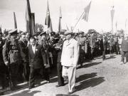 Gheorghe Gheorghiu –Dej, Petru Groza, în aclamaţiile oamenilor muncii adunaţi în piaţa I.V. Stalin cu prilejul  zilei de 1 Mai, se îndreaptă spre tribuna oficială pentru a primi defilarea. (1.05.1951).