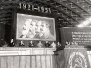 Gheorghe Gheorghiu –Dej, Rădăceanu Lothar, Al. Moghioroş, Gh. Stoica, Vasile Luca, Chişinevselu Iosif, Teohari Georgescu, Ana Pauker, la masa prezidiului de la adunarea solemnă în cinstea celei de-a 30-a aniversări a întemeierii P.C.R. (sala Expoziţiei din Parcul Herăstrău). (8.05.1951).